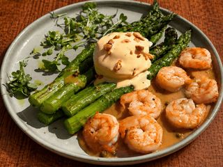 Яйце пашот зі спаржею та креветками (250g)