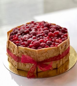  კენკრის ტორტი ნუშის ორცხობილებით 12 ნაჭრიანი