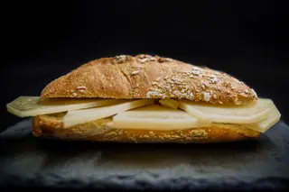 Bocadillo Semillado De Queso Curado