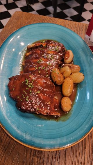 Plato De Costillar A La Bq Entero Con Guarnición