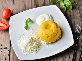 Mămăligă cu brânză și smântână