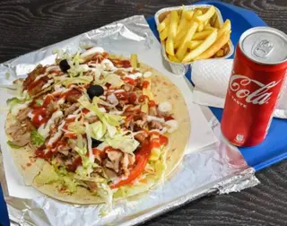 Piatto kebab con bibita Coca - Cola e patatine