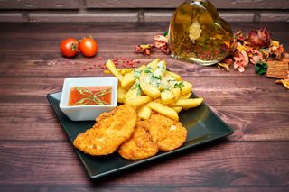 Sweet crispy chicken cu cartofi prăjiti si sos sweet chilli