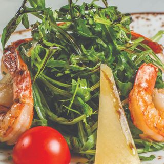 რუკოლას სალათი, კრევეტებით და პარმეზანით, თაფლის  და მდოგვის სოუსით