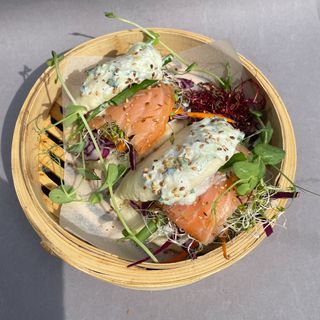 Bułeczki Bao z łososiem wędzonym, ziołowo-cytrynowy i warzywami