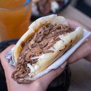 Arepa Carne Mechada