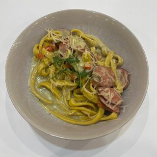 С колбасками с сливочно-шпинатном соусе