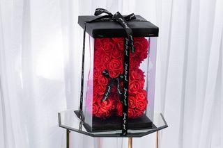 Ursulet din trandafiri decorat manual