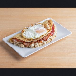 Crêpe Salado De Pollo con bacon y huevo frito