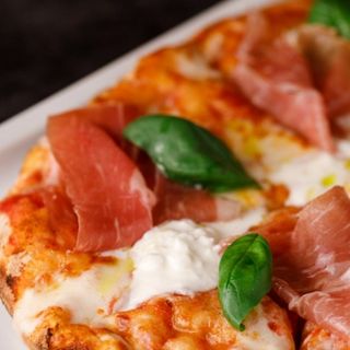 Pinsa romana Margherita con crudo