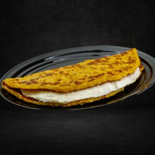 Cachapa con queso mano