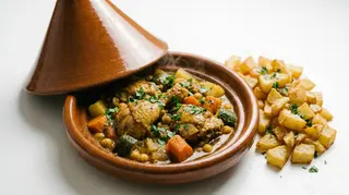 Tajín De Pollo Del Payés Con Patatas Fritas