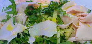 Petto di tacchino con grana, rucola e olio evo