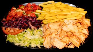 Kebab na talerzu z kurczakiem