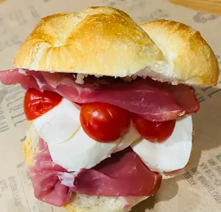 Rosetta classica, crudo di Parma, fior di latte e pomodorino