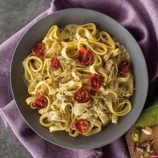 Tagliatelle al pesto di pistacchi e limone con pomodorini soleggiati