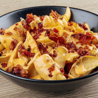 Patatine cheddar fuso e bacon
