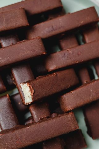 Баунти с кокосова паста и кулинарен шоколад