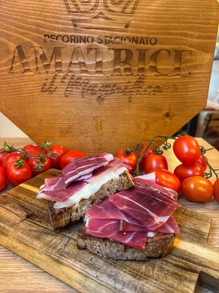 Crostone scamorza e crudo a mano