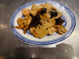 25. Gamberetti con funghi e bambù