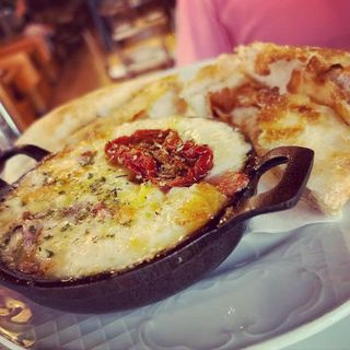 Provolone con huevo, tomate seco y bacon