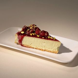 ფისტას ჩიზქეიქი ალუბლის ზედსართით 1 ნაჭერი