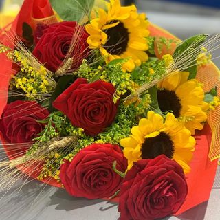 Mazzo di rose rosse e girasoli
