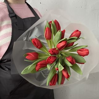 21 червоний тюльпан