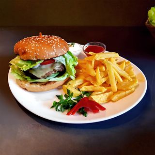 Hamburger cu cartofi wedges/prajiti si sos