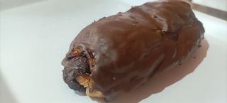 Napolitana Rellena Y Bañada En Chocolate