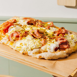 Burrata, mortadel·la i pesto de pistatxo 