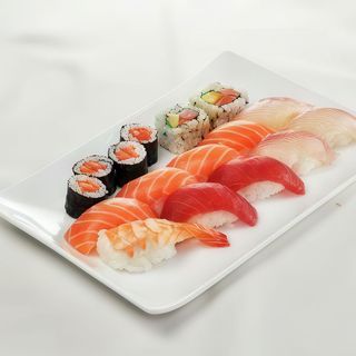 S6. Sushi medio 16 pezzi