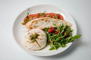 Салат с бурратой