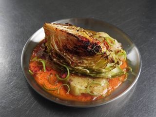 Стейк з капусти та плющеною картоплею (370г)