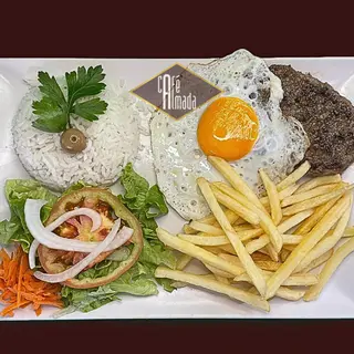 Hambúrguer de Vitela com ovo, arroz e batata