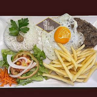 Hambúrguer de Vitela com ovo, arroz e batata