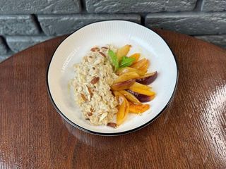 Вівсяна каша на молоці з фруктами (350g)