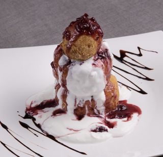 Papanasi  cu smantana si dulceata