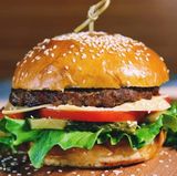 Бургер с сочной говяжьей котлетой