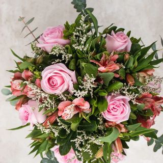 Cupidon - Rosa Clarita y Astromelia Rosa.