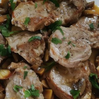 Cerdo con ajos tiernos a la chapa caliente