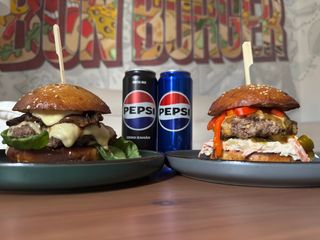 Combo 2 burgeri la alegere + 2 doze Pepsi/Pepsi Max