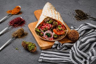 Falafel cu Salata de Vinete si Rodie la Lipie