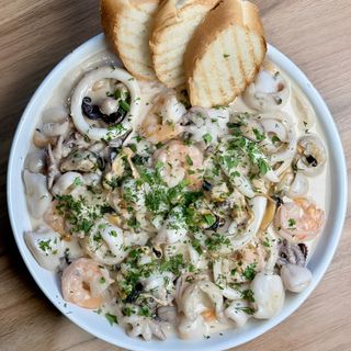 Мікс морепродуктів у вершковому соусі (870/40г)