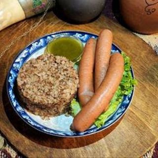 სოსისი წიწიბურას გარნირით