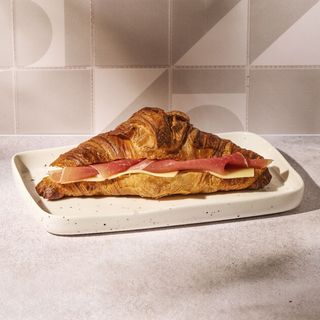 Croissant de Serrano Queso