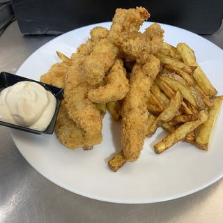 Pui crispy cu cartofi prajiti, salata de varza , sos de maioneza