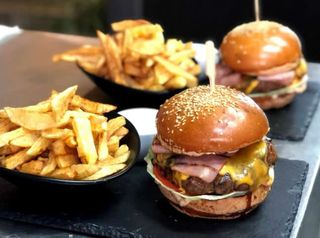 Burger BBQ cu cartofi prăjiţi 