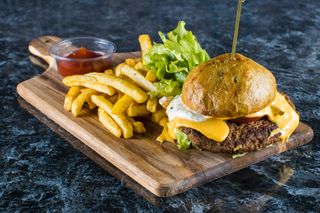 Pită cu piept de pui cubulete  cu cartofi prăjiți