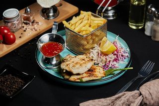 MENIU  PIEPT DE PUI 650 gr. + CARTOFI PAI 